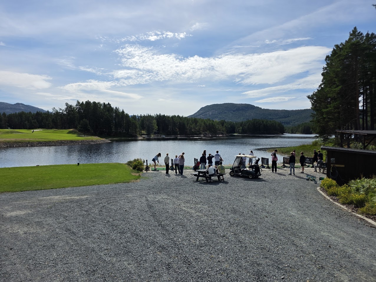 Driving rangen på Vrådal Golf ved innsjøen