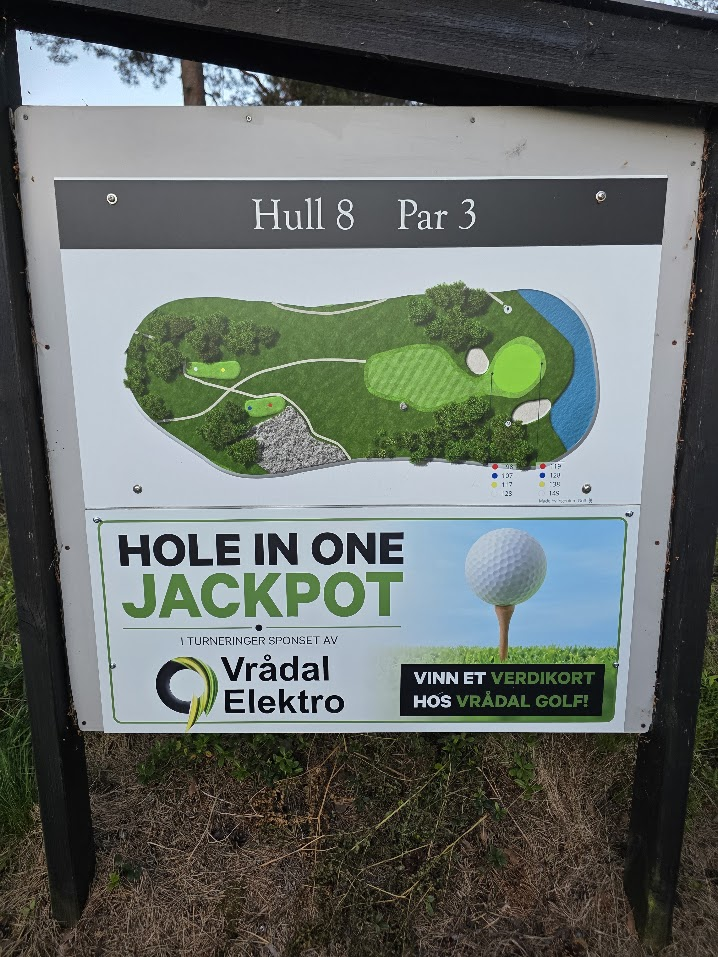 Eksempel på sponsorskilt ved hull 8 med Vrådal Elektro og hole-in-one-jackpot