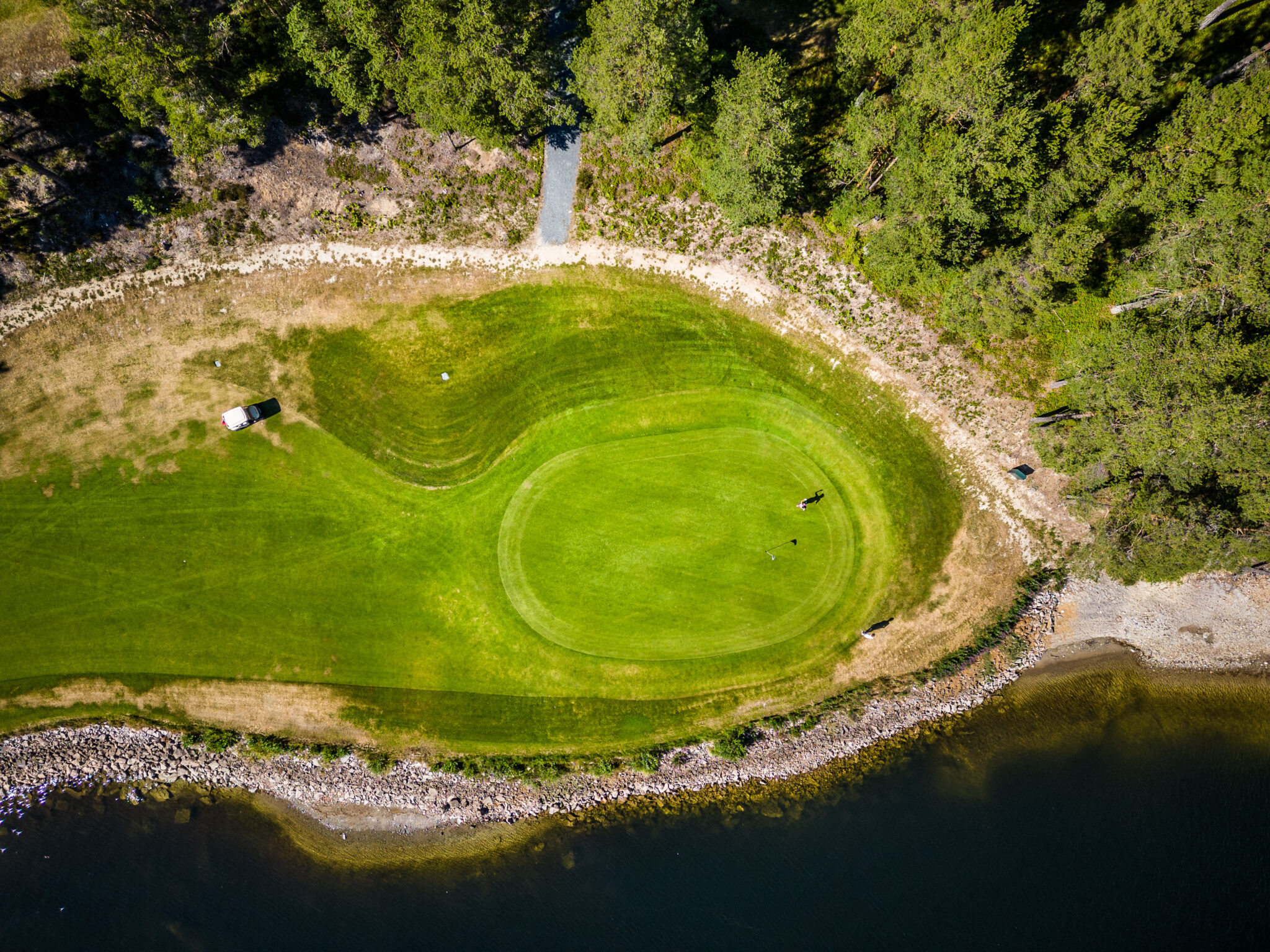 Vrådal Golf sett ovenfra, med green, skog og vann langs banen
